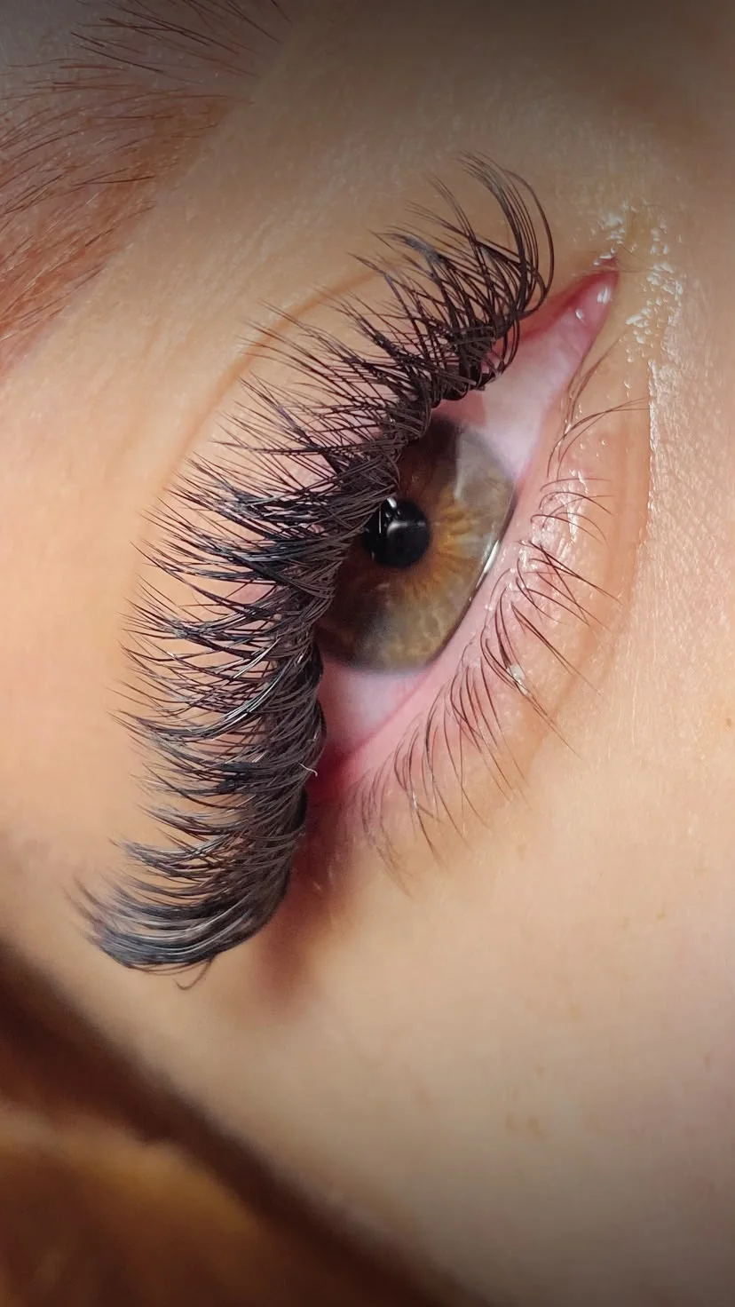 Detalhe de extensão de cílios realizada no Studio Geovanna Beauty