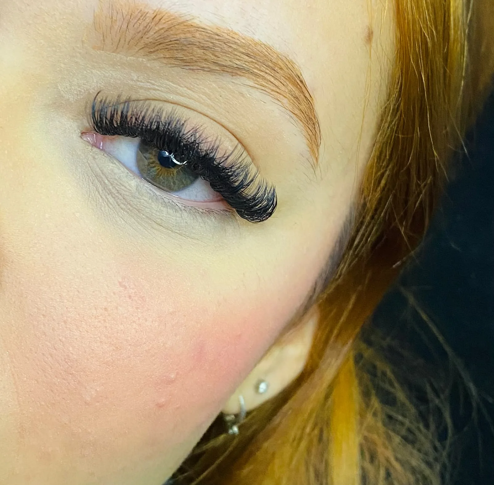 Detalhe de extensão de cílios realizada no Studio Geovanna Beauty